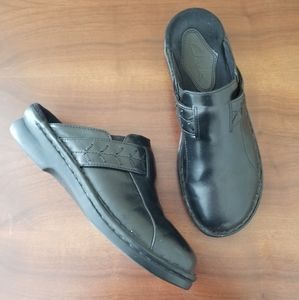 Black leather Clarks clogs slides 6 M